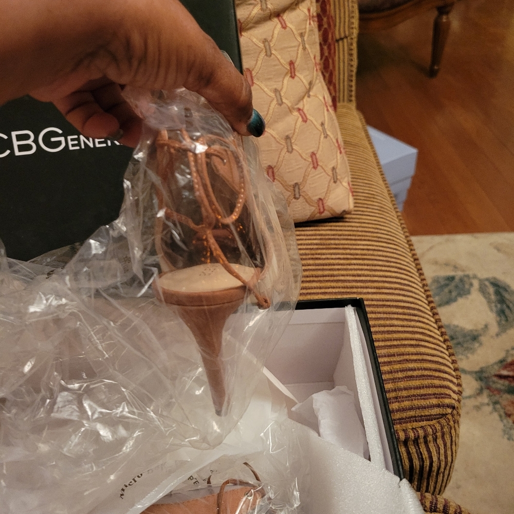 BCBGeneration Size 6.5 Tan, Dune, Cream